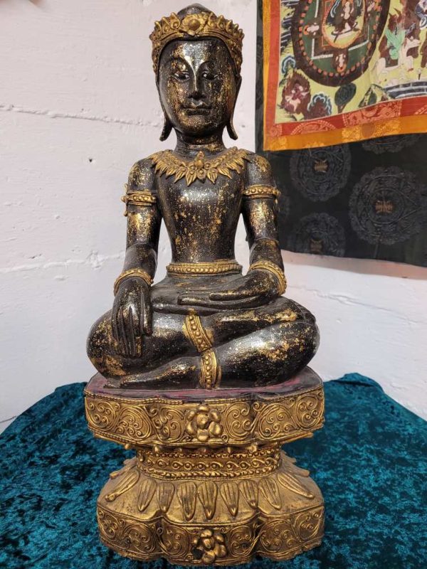 Buddhafigur auf hohem lotosthron sitznd